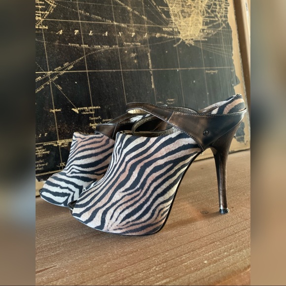 Marciano ‘Tamina’ Peep Toe - Picture 5 of 10